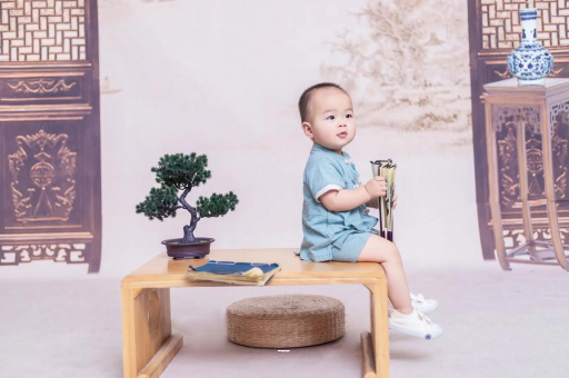 兰州宝宝边吃奶边挣扎烦躁